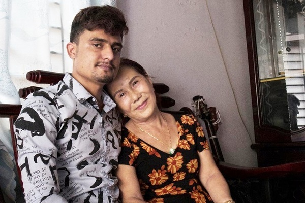 Những cặp đôi chú - cháu, cô - cháu lệch hàng chục tuổi gây ồn ào trên MXH gần đây, không chỉ Facebook mà còn cả TikTok khiến dân tình xôn xao - Ảnh 19.