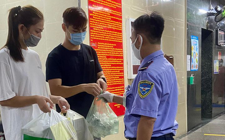 Nhận chỉ trích dữ dội trước hành động dùng chân bấm thang máy, vợ chồng Jay Quân - Chúng Huyền Thanh lên tiếng và sửa sai bằng điều này