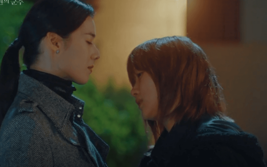 "Quân vương bất diệt" tập 7: Kim Go Eun đối đầu với nữ thủ tướng xinh đẹp, Lee Min Ho sẽ giải quyết thế nào?