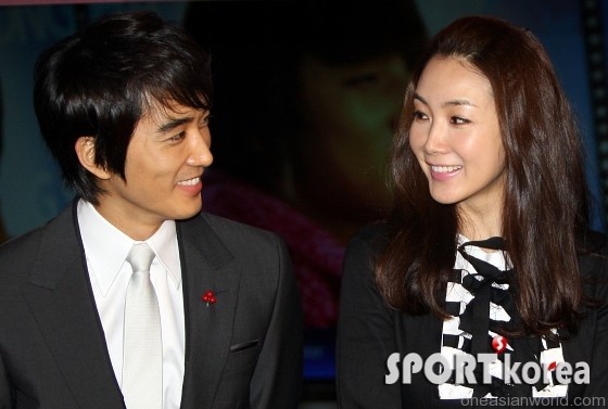 Mỹ nhân "Bản tình ca mùa đông" Choi Ji Woo: Từ cuộc tìn lặng thinh vô vọng với Song Seung Hun cho tới niềm hạnh phúc tròn đầy ở tuổi 44 - Ảnh 3.