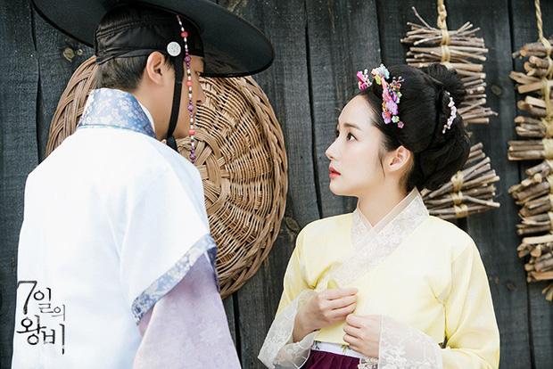 Phim "Hoàng hậu 7 ngày" hot trở lại: Cảnh Park Min Young cởi áo, khoe lưng trước mặt người yêu được bàn tán - Ảnh 1.