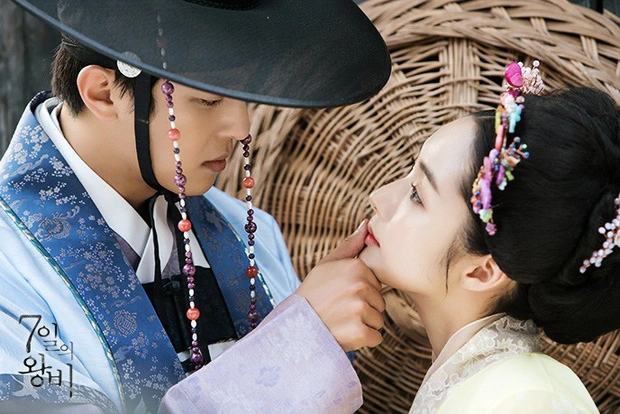 Phim "Hoàng hậu 7 ngày" hot trở lại: Cảnh Park Min Young cởi áo, khoe lưng trước mặt người yêu được bàn tán - Ảnh 2.