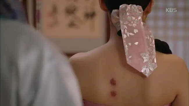 Phim "Hoàng hậu 7 ngày" hot trở lại: Cảnh Park Min Young cởi áo, khoe lưng trước mặt người yêu được bàn tán - Ảnh 10.