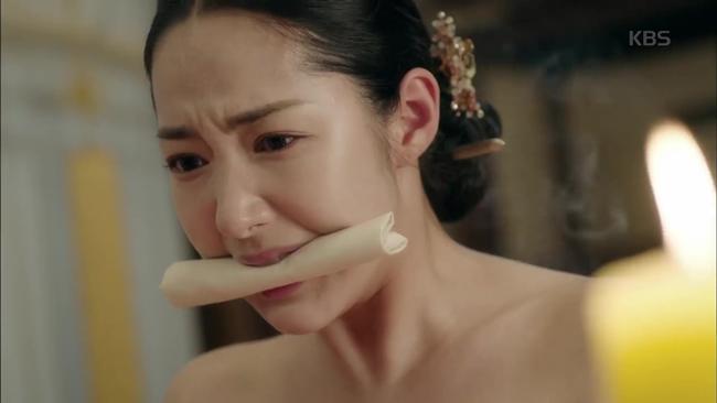 Phim "Hoàng hậu 7 ngày" hot trở lại: Cảnh Park Min Young cởi áo, khoe lưng trước mặt người yêu được bàn tán - Ảnh 9.