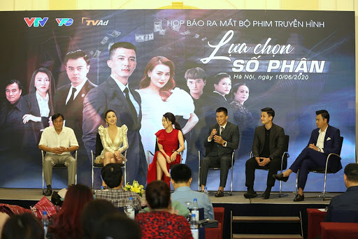 Từ chiếc váy ngắn cũn gây thót tim của Phương Oanh: Khi sao nữ tự biến mình thành "nạn nhân" của những màn hớ hênh hay sự thiếu tinh tế của BTC? - Ảnh 7.