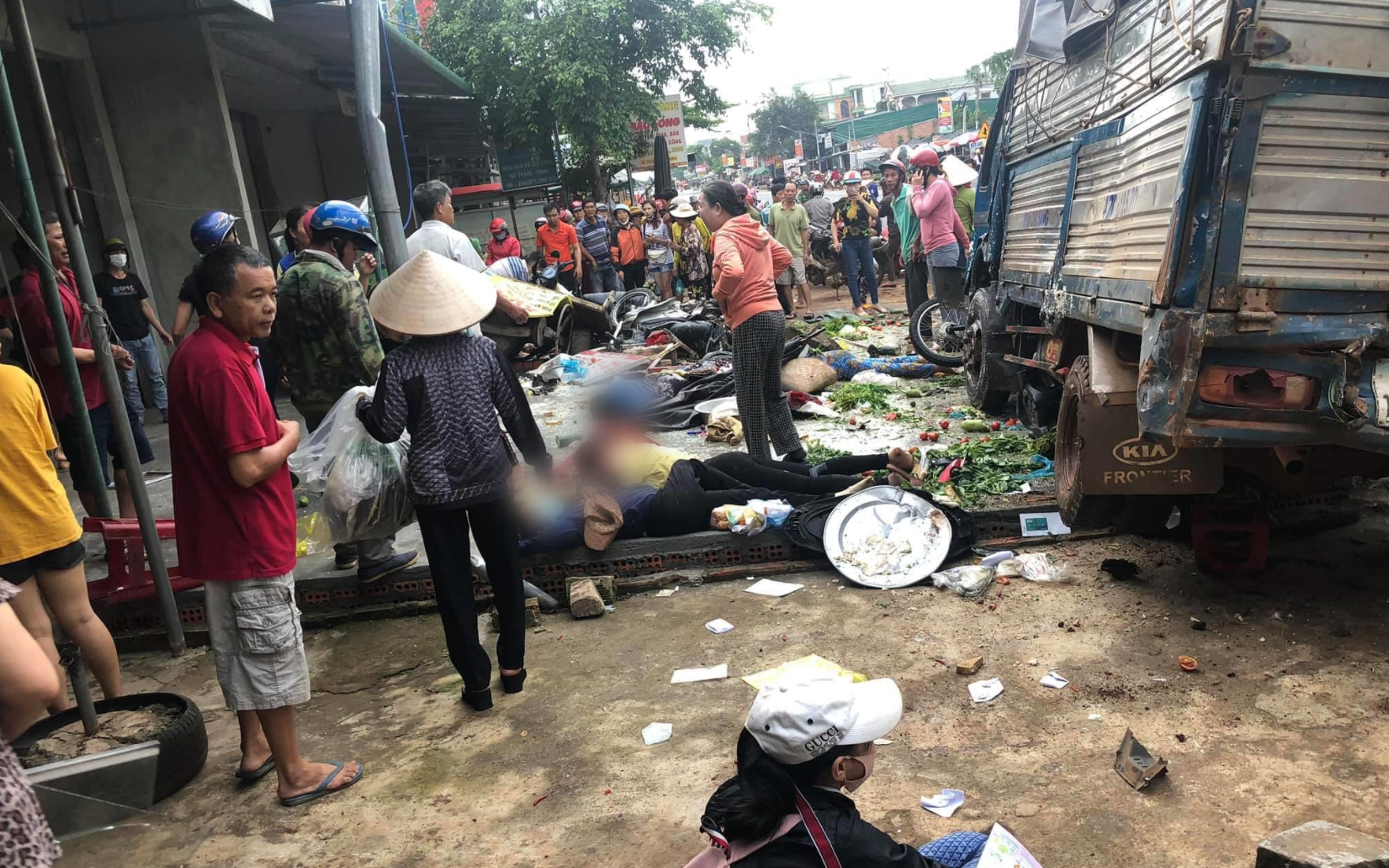 Vụ 2 xe tải và ô tô con va chạm rồi lao vào chợ: Ít nhất 5 người thiệt mạng