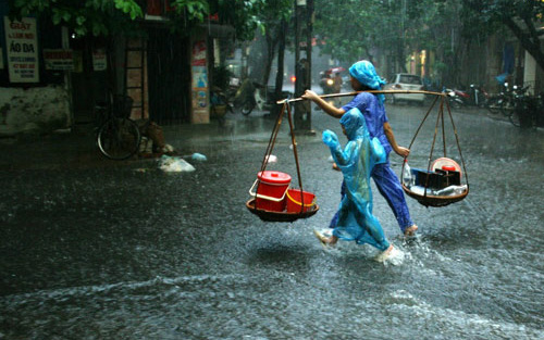 Bão số 1 suy yếu thành áp thấp nhiệt đới, Hà Nội và các tỉnh Bắc Bộ đón mưa lớn xuyên đêm