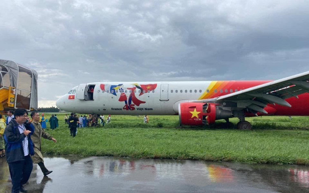 Đình chỉ phi hành đoàn, thu bằng lái phi công Vietjet hạ cánh chệch đường băng sân bay Tân Sơn Nhất