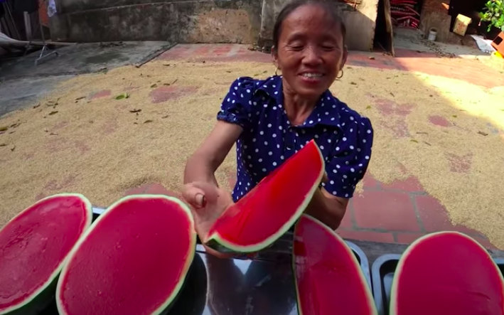 Bà Tân Vlog bị chê để móng tay bẩn làm đồ ăn, nhưng lời giải thích mới thực sự &quot;đi vào lòng người&quot;