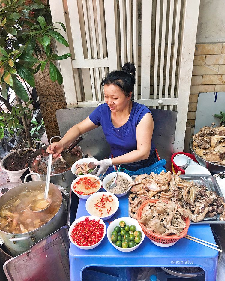 "Bún chửi" Ngan nhàn nức tiếng phố cổ Hà Nội và câu chuyện của người đàn bà góa chồng 20 năm phải cố gồng để mưu sinh giữa trăm ngàn khó khăn không phải ai cũng biết - Ảnh 1.
