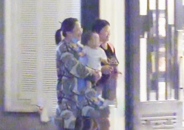 Triệu Lệ Dĩnh bất ngờ bị công chúng chỉ trích quá đoảng chỉ vì quên làm điều này cho con trai - Ảnh 3.