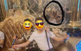 Đi hát karaoke mà nói đi với toàn anh em, anh chồng bị vợ phát hiện có &quot;tay vịn&quot; vì một thứ lấp ló rất rành rành trong bức ảnh gửi về
