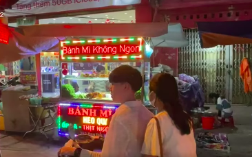 Hàng bánh mì với dòng quảng cáo “bánh mì dở...” tưởng chừng vô lý nhưng lại khiến người mua không thể nào chối cãi!