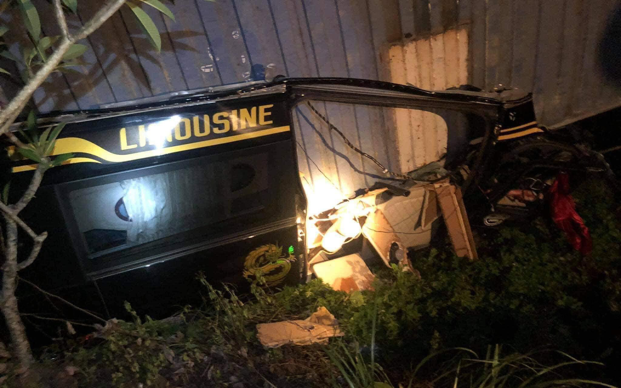 Quảng Ninh: Kinh hoàng container đè bẹp xe limousine khiến 3 người tử vong tại chỗ