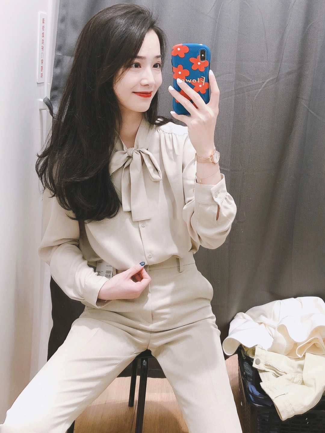 Nếu 1 ngày chán sơ mi, các nàng hãy thử sang áo blouse buộc dây cổ  - Ảnh 1.