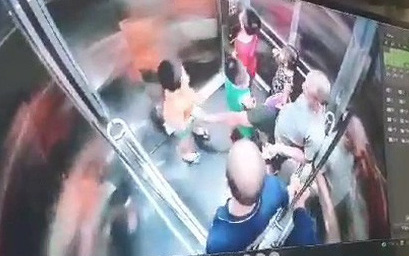 Hà Nội: Bé trai 6 tuổi bị người đàn ông ngoại quốc dùng chân khều bộ phận nhạy cảm trong thang máy