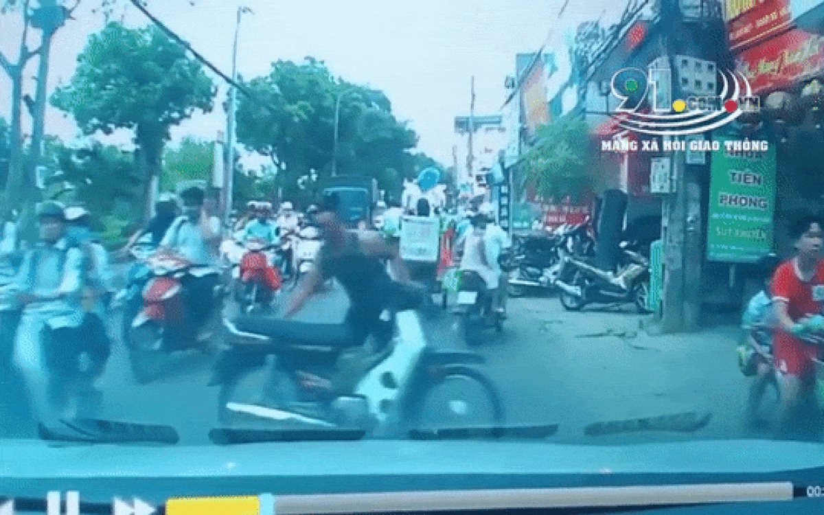 Thanh niên xăm trổ dắt xe máy để giữa đường, thách thức người dân động vào xe gây phẫn nộ