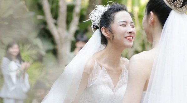 Đám cưới của cặp đôi đồng tính Trung Quốc, điều đáng nói là thân phận "người trong showbiz" rất nổi tiếng của một trong hai cô dâu - Ảnh 2.
