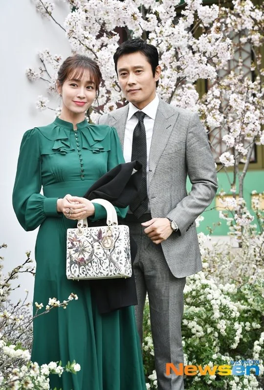 Lee Byung Hun: "Hành trình hoàn lương" của gã đàn ông "sở khanh" từng khiến Song Hye Kyo đau đớn vì bị phụ tình cho tới bê bối tình dục dẫn gái về nhà khi vợ đang mang thai  - Ảnh 6.