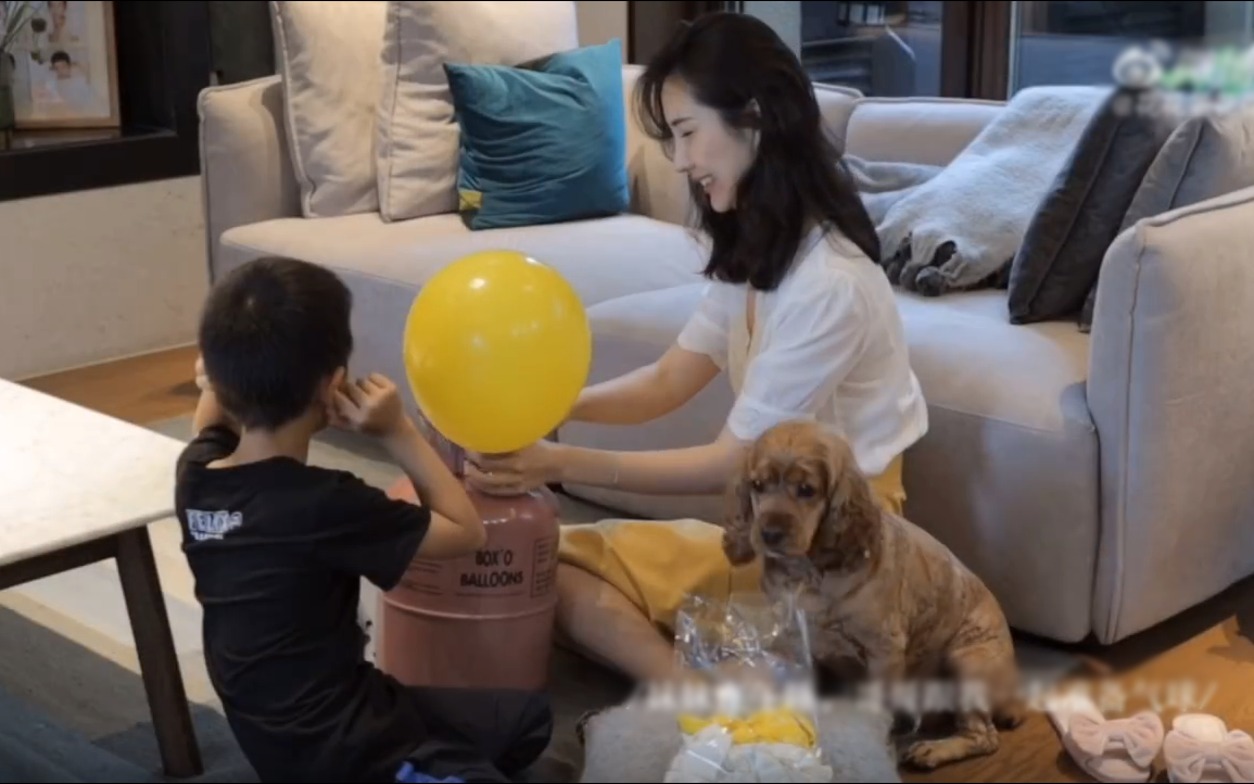 Vợ chủ tịch Taobao lần đầu tiên đưa cả 2 con vào vlog riêng và liên tục khoe nhẫn ở ngón áp út ẩn ý tình trạng của vợ chồng