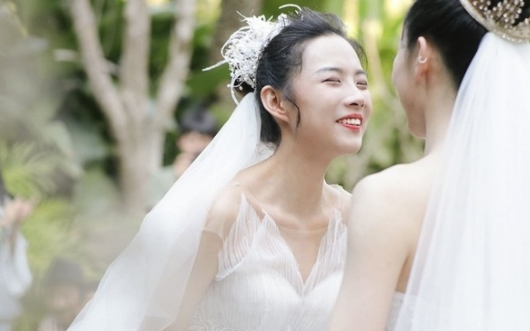 Đám cưới lung linh của cặp đôi đồng tính nữ, 1 trong 2 cô gái là &quot;người trong showbiz&quot; và chuyện tình 771 ngày đáng ngưỡng mộ