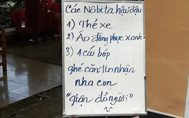 Thấy sinh viên hay bỏ quên đồ trong canteen, cô phục vụ viết ngay tấm bảng "dằn mặt", nhưng nội dung mới gây bất ngờ