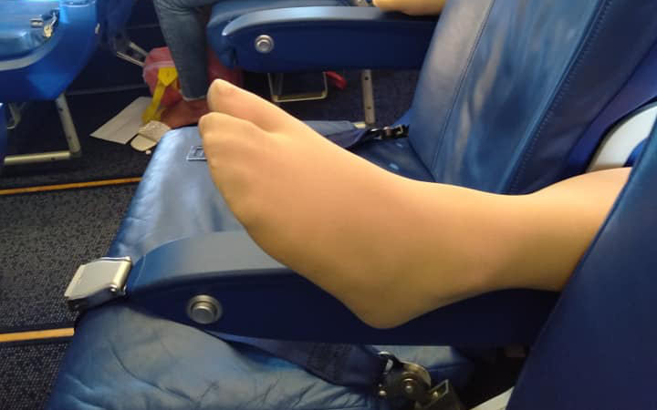 Nữ hành khách có dáng ngồi vô duyên để lộ nguyên "bàn chân hư" trên máy bay khiến tất cả ngán ngẩm