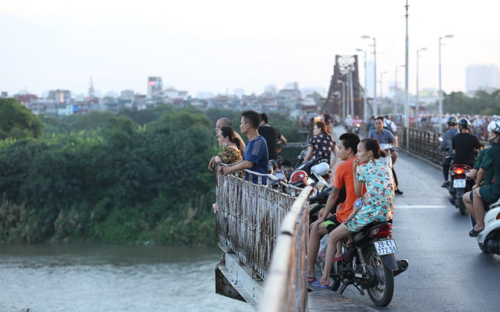 Hà Nội: Cận cảnh trục vớt quả bom dài gần 2m, nặng 280 cân dưới chân cầu Long Biên