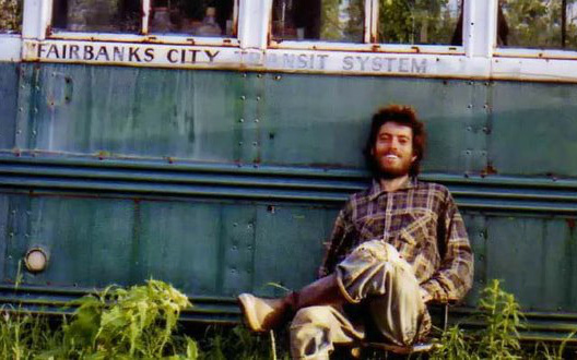 Bức ảnh chàng trai gầy gò chỉ còn 30kg ngồi trước xe buýt cũ và hành trình hoang dã dẫn đến cái chết thảm gây tranh cãi  hàng chục năm