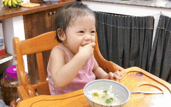 Xuất hiện cô nhóc "thánh ăn" phiên bản Việt, mẹ tiết lộ bé có thể "ăn cả thế giới, không chê món nào" nhưng vẫn bị chê còi