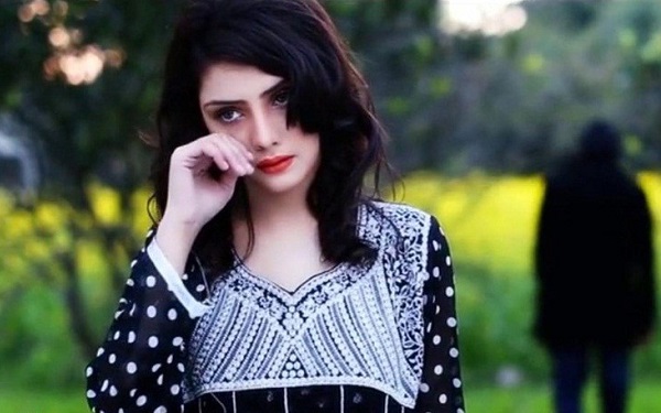 Mang quà về biếu Tết nhà chồng thì gặp ngay chị chồng, nhìn chị rút tiền ra cho bố mẹ mà tôi nóng mặt - Ảnh 1.