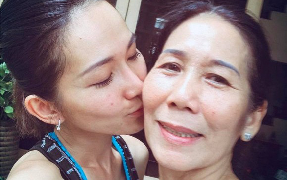 Diễn viên Kim Hiền không thể về chịu tang mẹ khi bà qua đời, nghe tâm sự mà nhói lòng