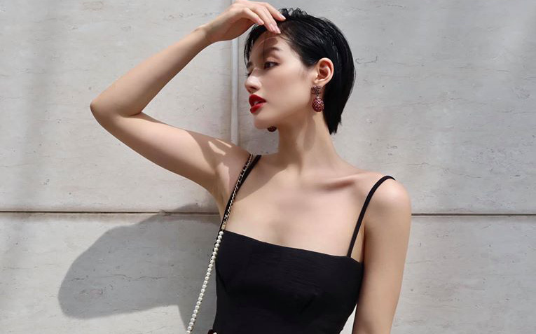 “Soi” cách phối đồ mùa hè cực cuốn hút của “Cô Em Trendy” Khánh Linh