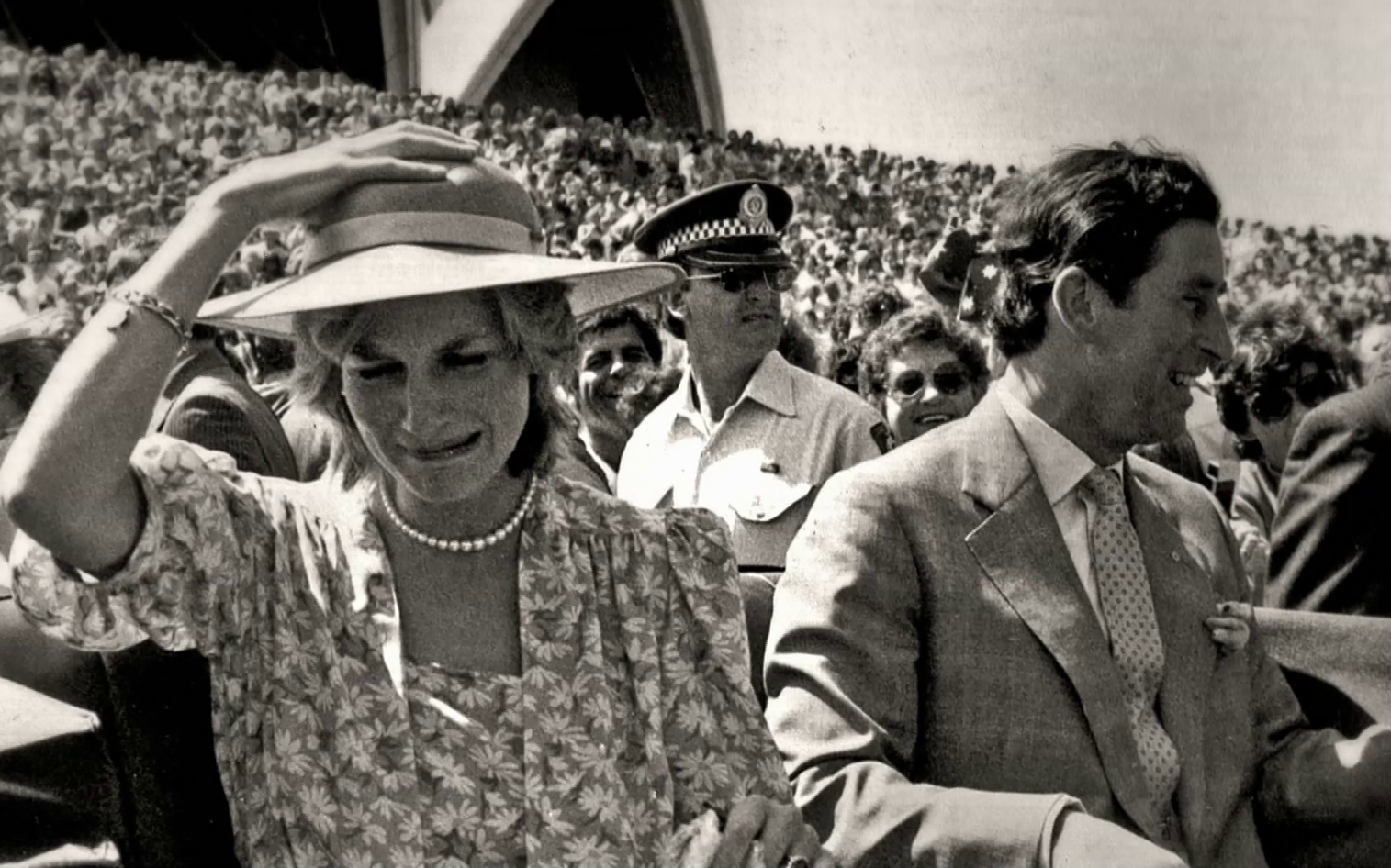 Sự thật ít ai biết về tấm hình Công nương Diana bật khóc nức nở giữa đám đông còn Thái tử Charles dửng dưng nhìn sang chỗ khác mỉm cười 