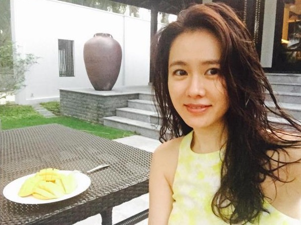 Dân tình bất ngờ "đào mộ" loạt khoảnh khắc Son Ye Jin vi vu Hội An, đáng chú ý nhất vẫn là màn khoe vòng 1 quyến rũ của "chị đẹp" - Ảnh 3.