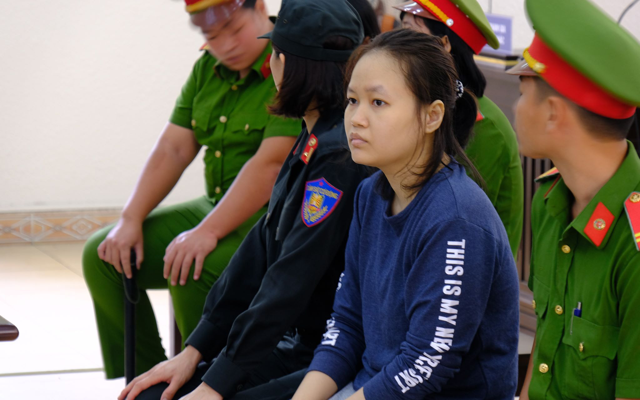 Nữ chủ mưu giết người, giấu xác trong thùng bê tông ở Bình Dương một mực "bảo vệ" mẹ trước tòa