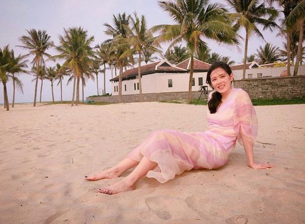 Dân tình bất ngờ "đào mộ" loạt khoảnh khắc Son Ye Jin vi vu Hội An, đáng chú ý nhất vẫn là màn khoe vòng 1 quyến rũ của "chị đẹp" - Ảnh 4.