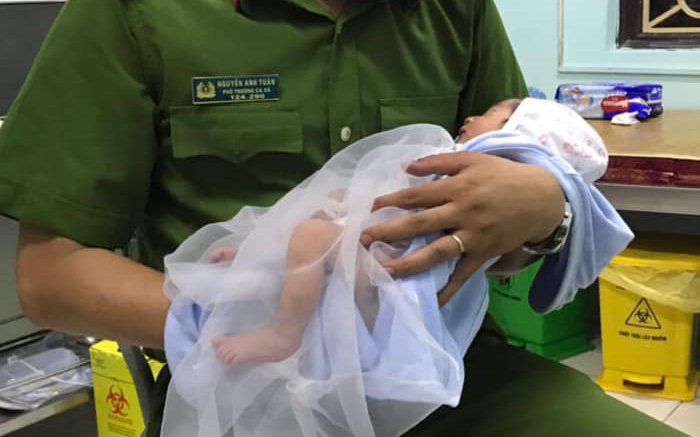 Hà Nội: Bé trai sơ sinh bị mẹ bỏ rơi ngoài cánh đồng trong đêm tối được công an chăm sóc