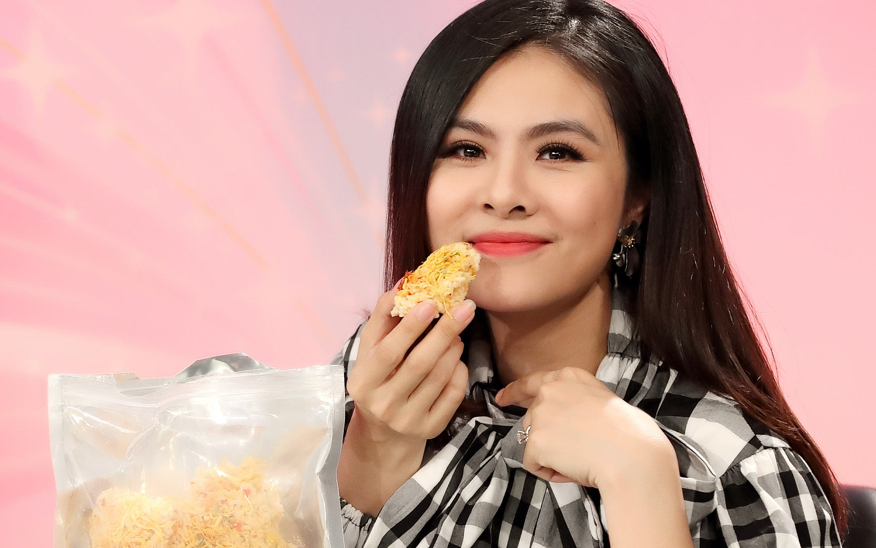 Vân Trang “tươi như hoa”, đọ sắc cùng Top 5 Hoa hậu Hoàn vũ Việt Nam Hương Ly