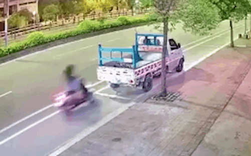 Clip: Cô gái trẻ đi xe máy tông cực mạnh vào đuôi xe tải đỗ bên đường, phản ứng sau đó khiến ai nấy hãi hùng