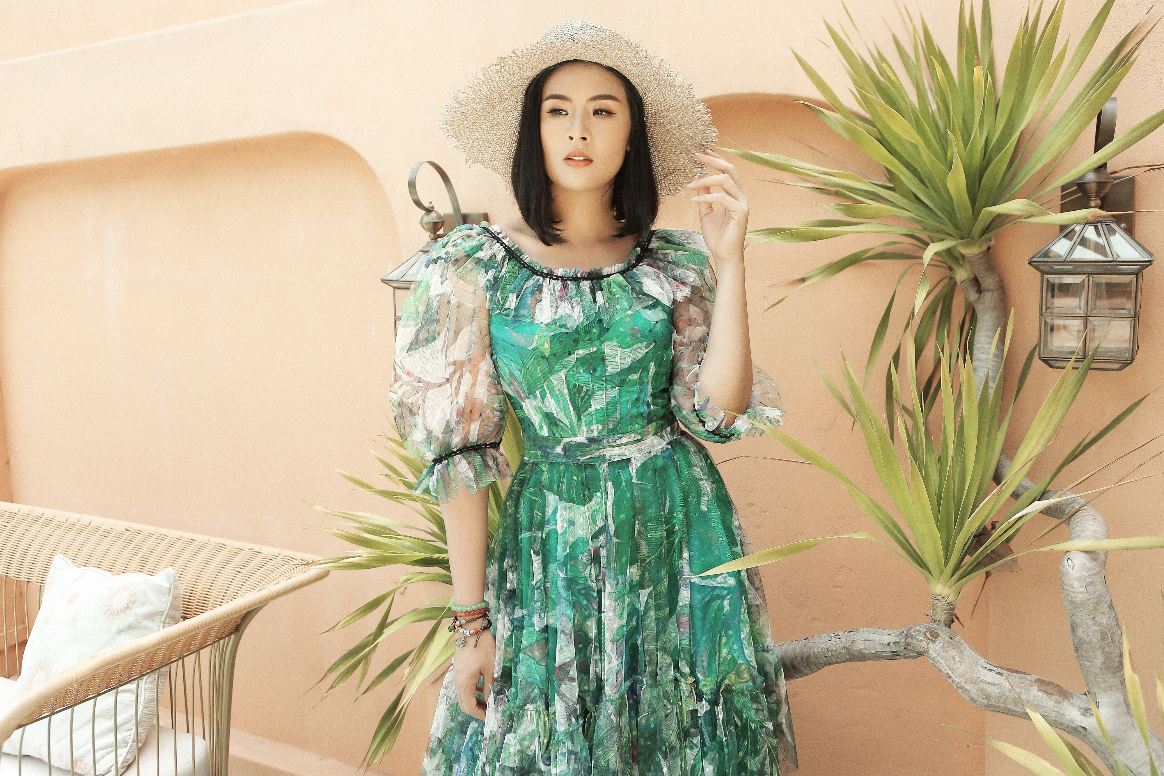 HH Ngọc Hân đẹp mơ màng trong loạt váy hoạ tiết nhiệt đới làm dịu mát mùa Hè của NTK Hà Duy  - Ảnh 4.