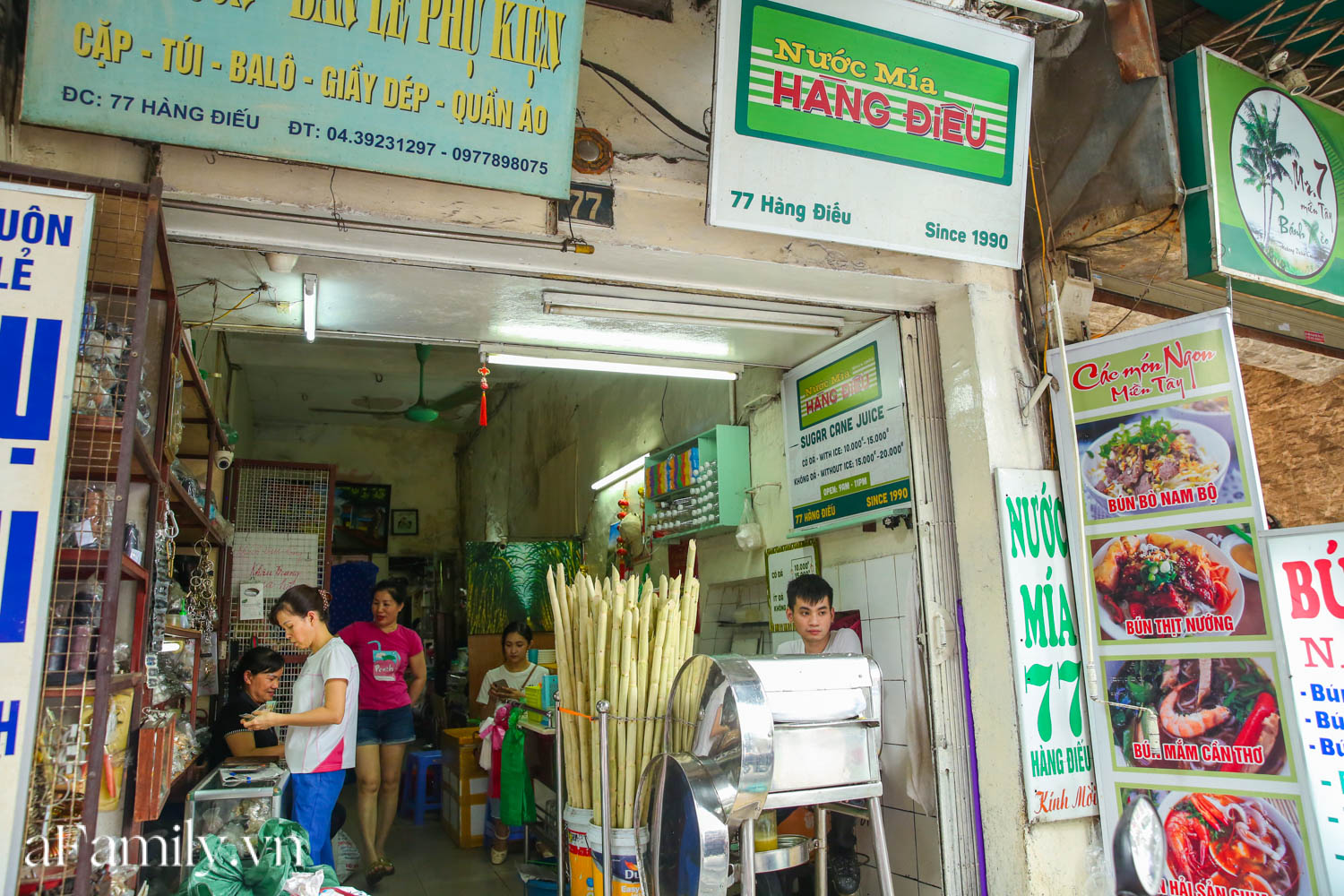 Không bàn ghế, chẳng sang chảnh để sống ảo nhưng quán nước mía đã 30 năm tuổi trên phố Hàng Điếu vẫn hút khách bởi hương vị chỉ dân sành mới hiểu - Ảnh 1.