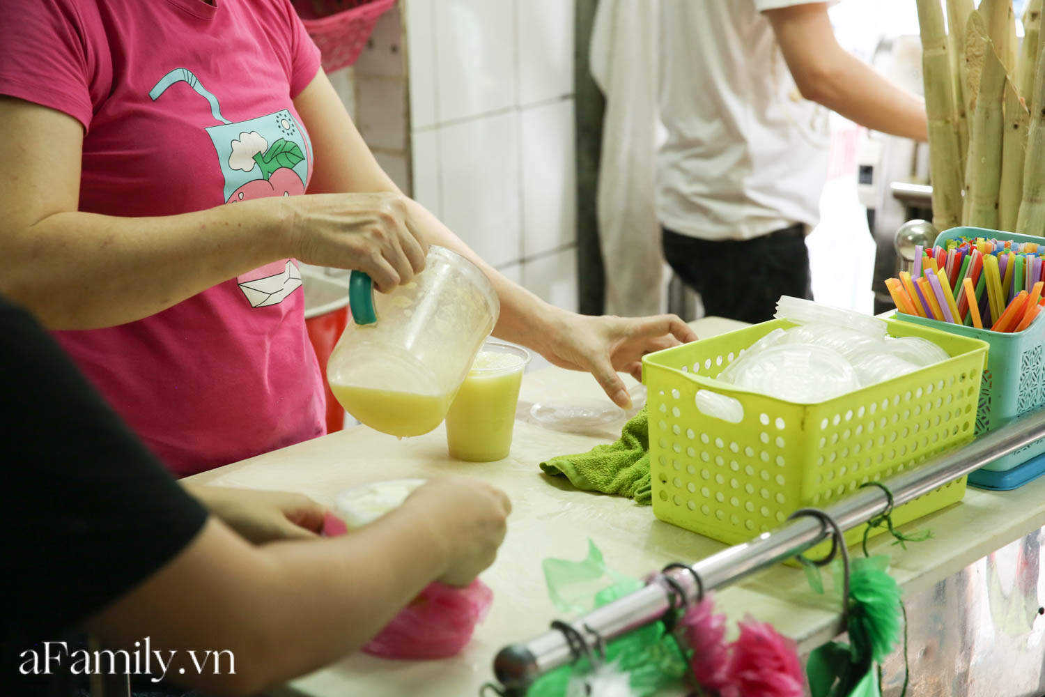 Không bàn ghế, chẳng sang chảnh để sống ảo nhưng quán nước mía đã 30 năm tuổi trên phố Hàng Điếu vẫn hút khách bởi hương vị chỉ dân sành mới hiểu - Ảnh 4.