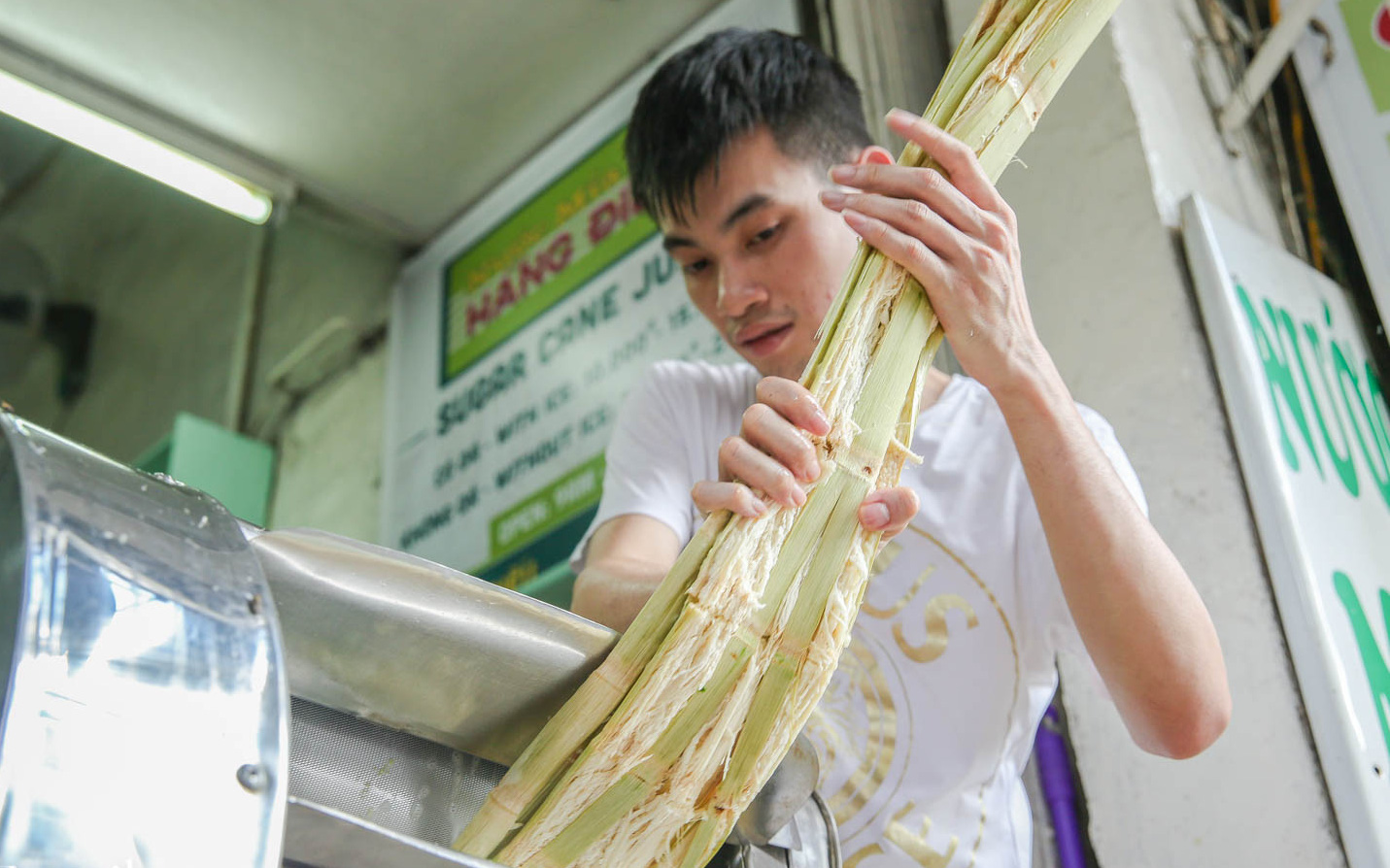 Không bàn ghế, chẳng sang chảnh để sống ảo nhưng quán nước mía đã 30 năm tuổi trên phố Hàng Điếu vẫn hút khách bởi hương vị chỉ dân sành mới hiểu