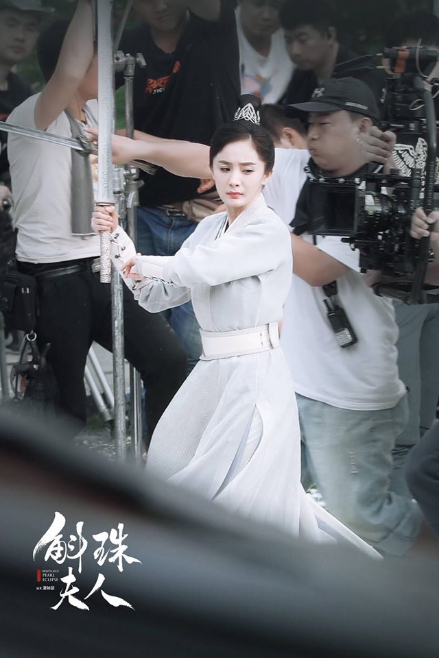 "Hộc Châu phu nhân": Dương Mịch lộ cảnh mặc áo giáp nhưng người bé xíu, còn tung ảnh 1 góc phim trường - Ảnh 5.