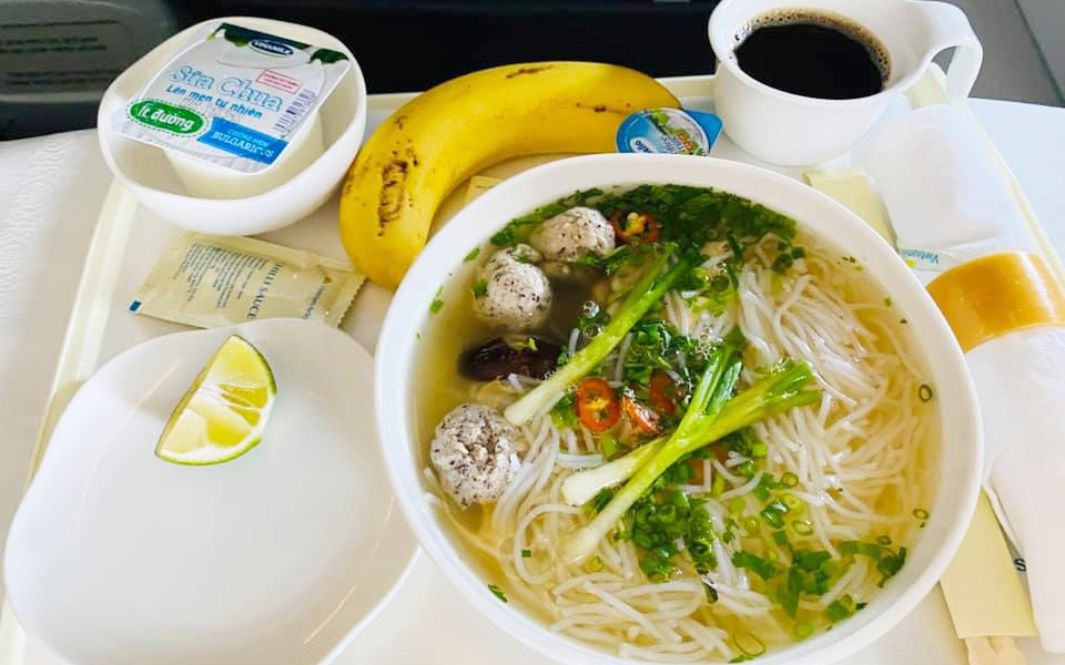 Vietnam Airlines vừa mới đưa món bún bình dân này vào bữa ăn trên máy bay, gia vị đi kèm cũng &quot;thân thiện&quot; không kém được Shark Hưng khen không ngớt lời