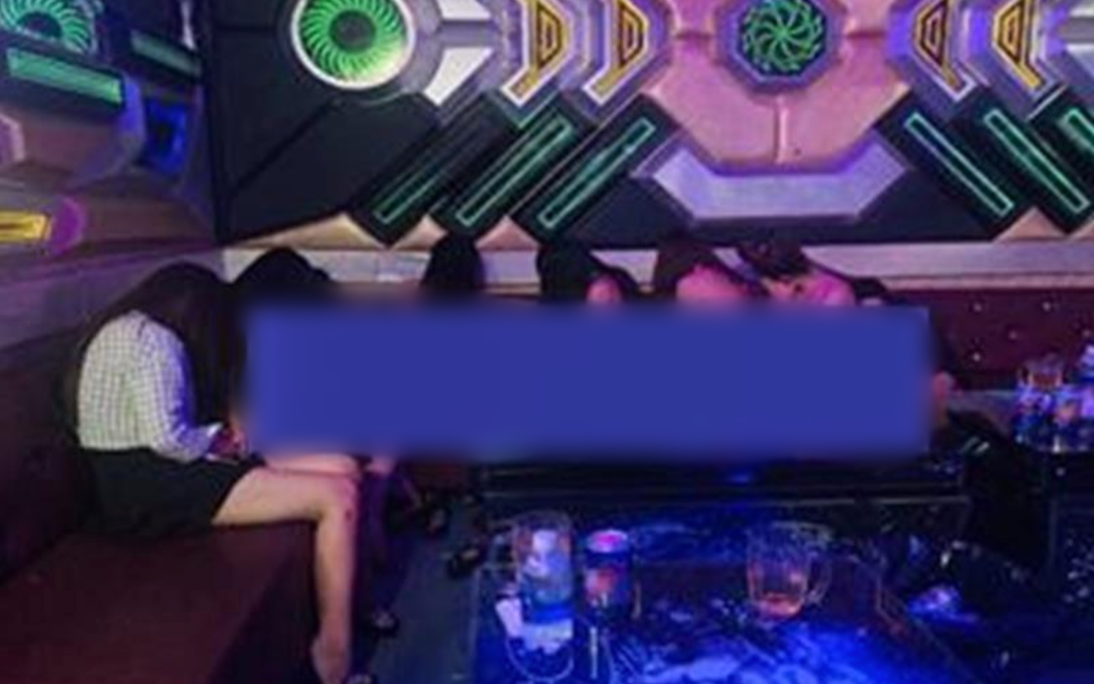 Đột kích quán karaoke ở Đồng Nai, phát hiện 6 cô gái không mặc quần áo nhảy múa phục vụ khách