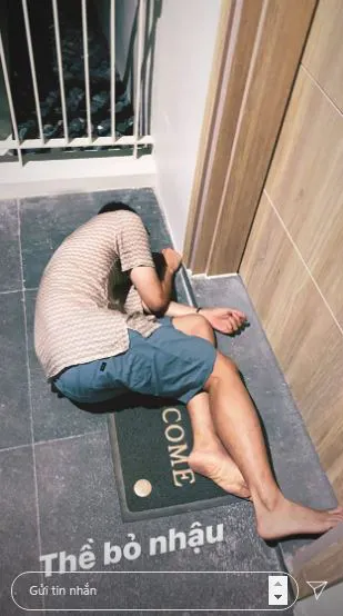 Bất ngờ với hình ảnh "bê tha", nhậu say bất tỉnh nằm bẹp trước cửa phòng khách sạn của "Hoàng tử sơn ca" Quang Vinh - Ảnh 1.