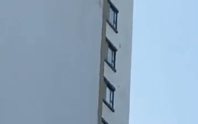 Clip: Nam thanh niên "bình tâm như người đi trên dây" trên nóc tòa nhà cao tầng khiến dân mạng hốt hoảng