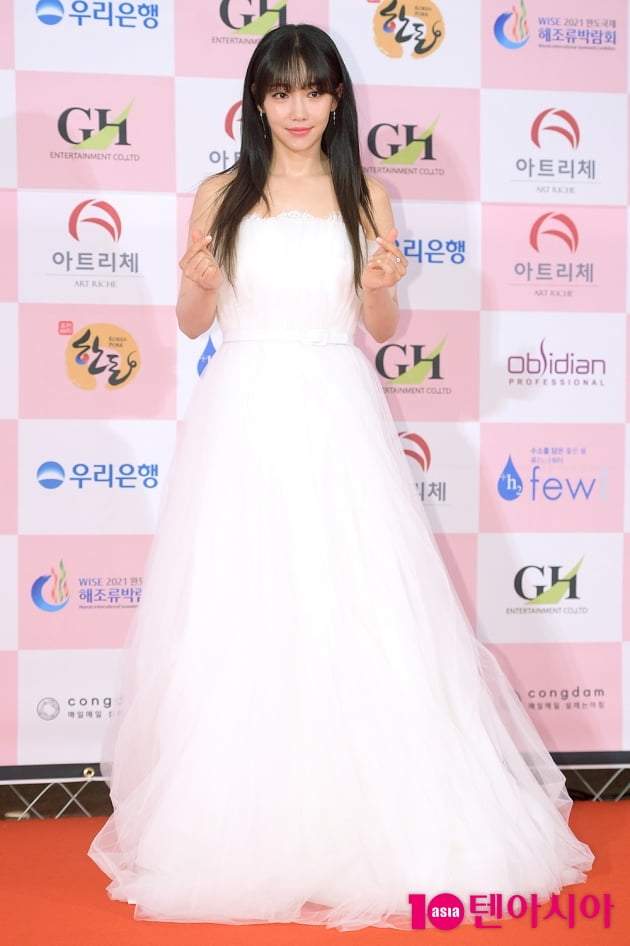 Thảm đỏ Daejong Film Awards 2020: Park Bom (2NE1) xuất hiện với thân hình quá khổ, "tình cũ Song Hye Kyo" Lee Byung Hun điển trai ở tuổi 49 - Ảnh 1.